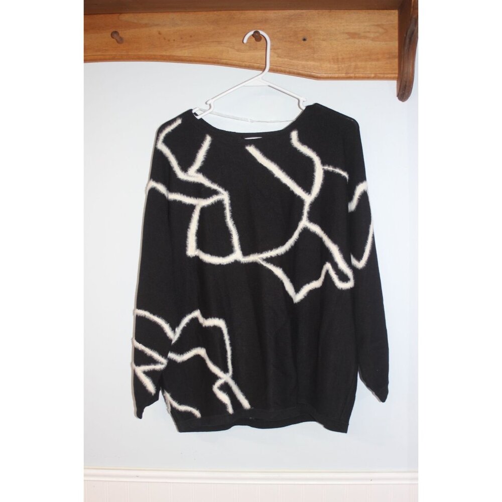 Chicos Black & White Sweater Abstract Design Size XL Soft Knit Pullover NWT